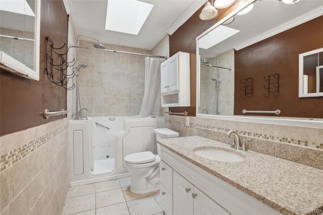 2707 Pine Ridge Road, West Bloomfield Charter Township, MI 48324