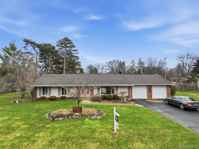 2707 Pine Ridge Road, West Bloomfield Charter Township, MI 48324