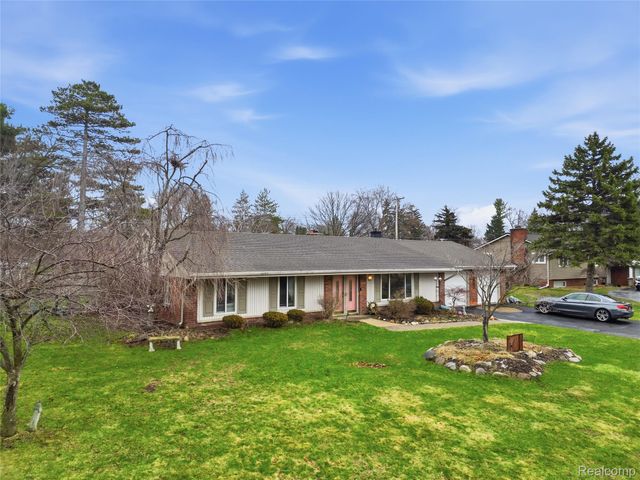 2707 Pine Ridge Road, West Bloomfield Charter Township, MI 48324