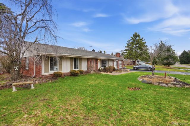 2707 Pine Ridge Road, West Bloomfield Charter Township, MI 48324