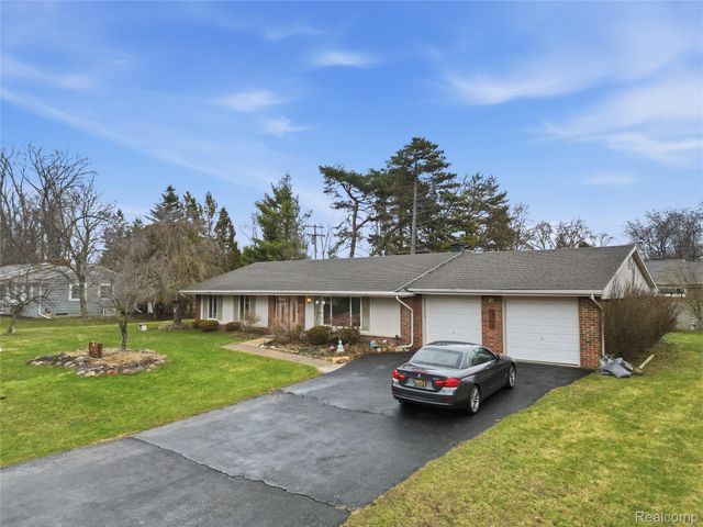 2707 Pine Ridge Road, West Bloomfield Charter Township, MI 48324