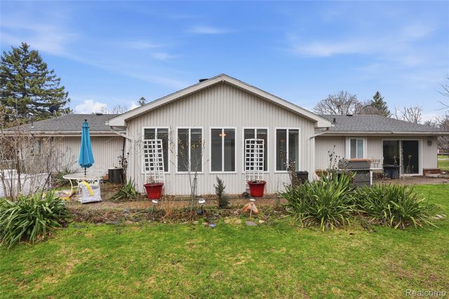 2707 Pine Ridge Road, West Bloomfield Charter Township, MI 48324