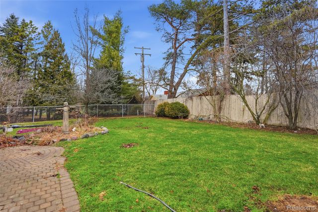 2707 Pine Ridge Road, West Bloomfield Charter Township, MI 48324