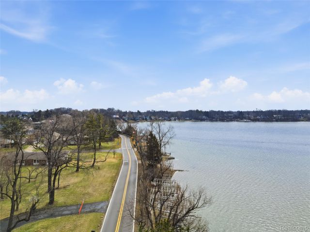 2707 Pine Ridge Road, West Bloomfield Charter Township, MI 48324