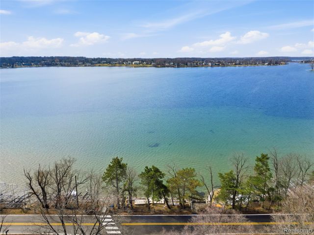 2707 Pine Ridge Road, West Bloomfield Charter Township, MI 48324