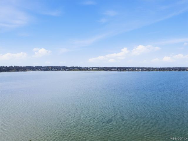 2707 Pine Ridge Road, West Bloomfield Charter Township, MI 48324