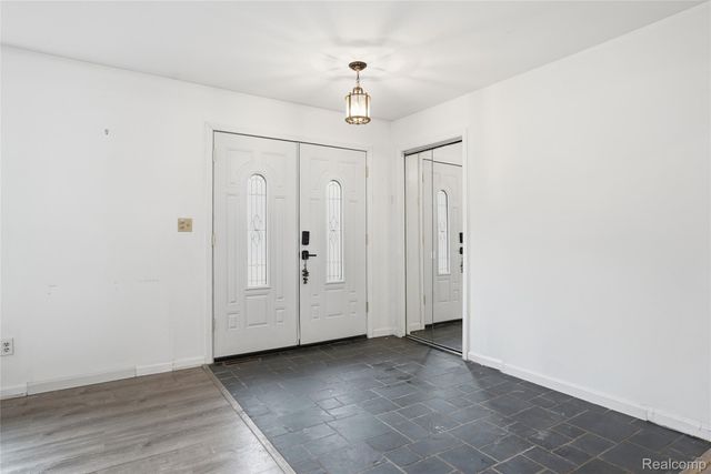 2707 Pine Ridge Road, West Bloomfield Charter Township, MI 48324