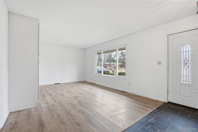 2707 Pine Ridge Road, West Bloomfield Charter Township, MI 48324