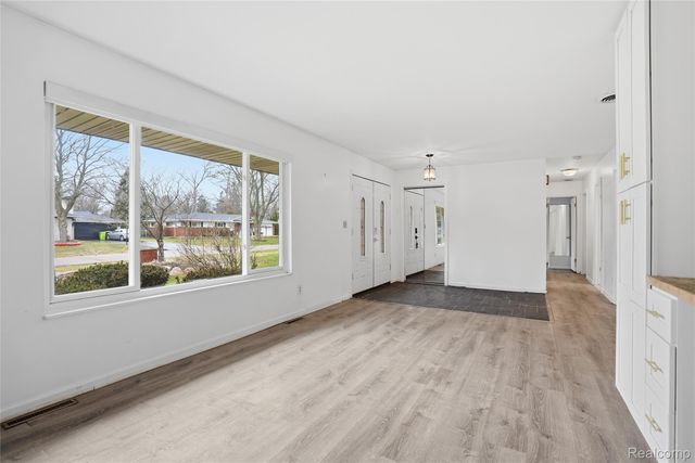 2707 Pine Ridge Road, West Bloomfield Charter Township, MI 48324