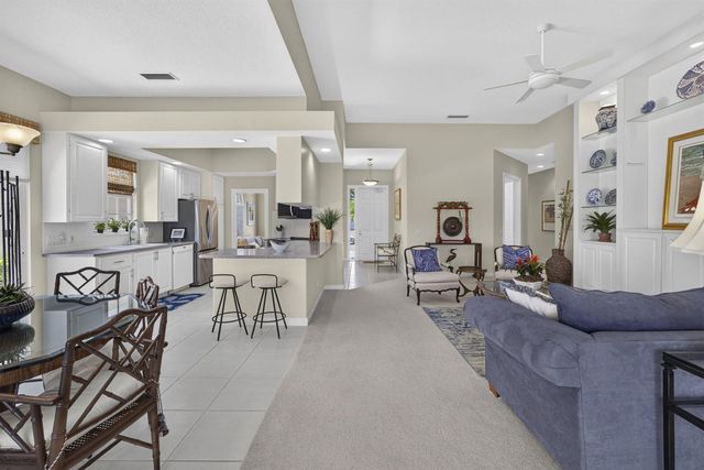 8704 Oldham Way, Palm Beach Gardens, FL 33412