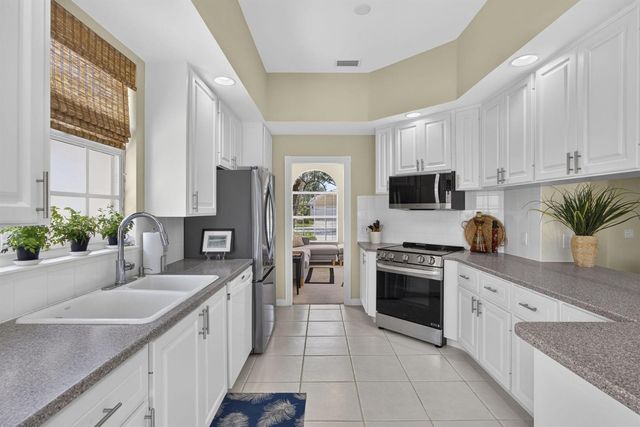 8704 Oldham Way, Palm Beach Gardens, FL 33412