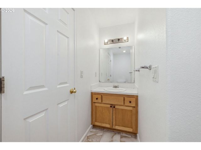 3906 CENTURY Dr, Eugene, OR 97402
