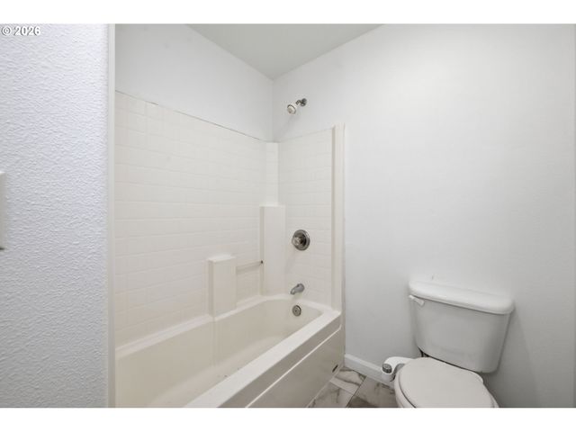 3906 CENTURY Dr, Eugene, OR 97402