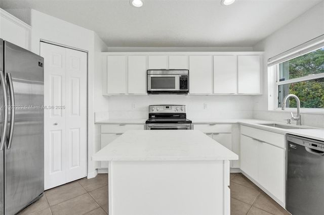 6305 Willoughby Cir, Lake Worth, FL 33463