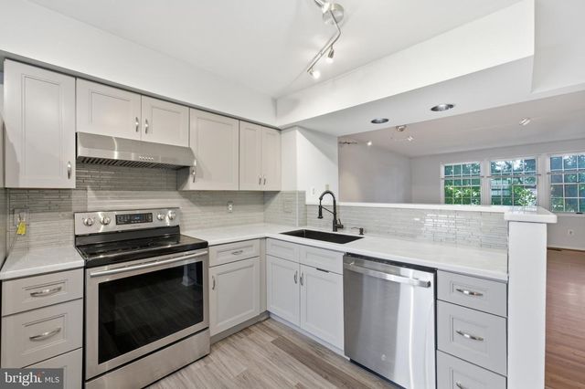 5028 9TH ST S, Arlington, VA 22204