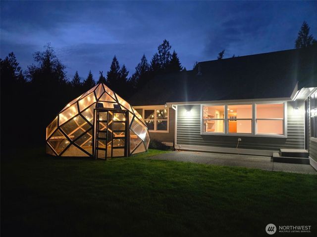 48 E Olympic Palisades Dr, Belfair, WA 98528