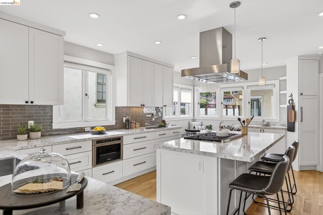 244 Cross Rd, Oakland, CA 94618