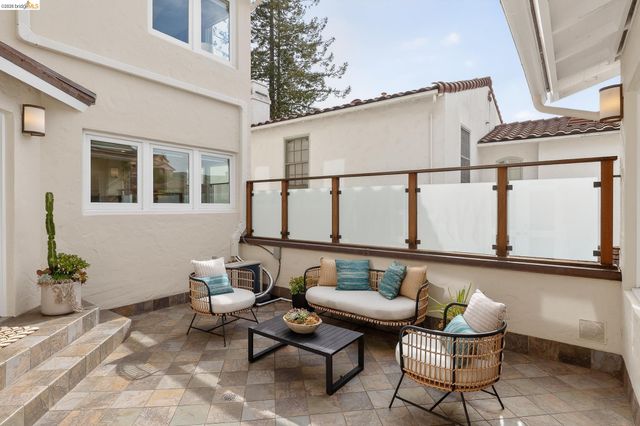 244 Cross Rd, Oakland, CA 94618