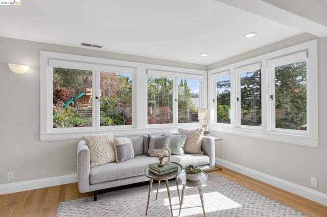 244 Cross Rd, Oakland, CA 94618