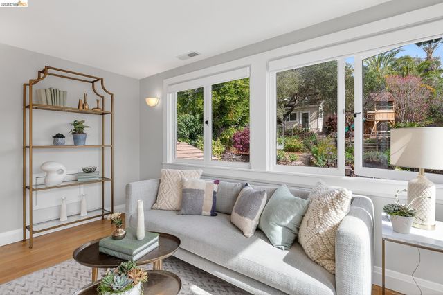 244 Cross Rd, Oakland, CA 94618