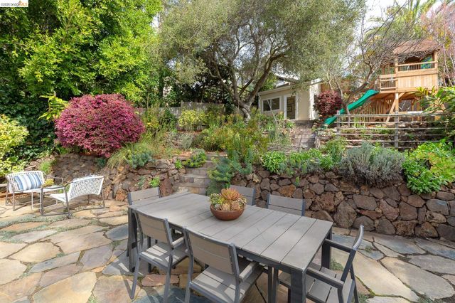 244 Cross Rd, Oakland, CA 94618