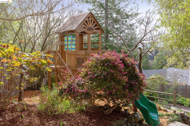 244 Cross Rd, Oakland, CA 94618