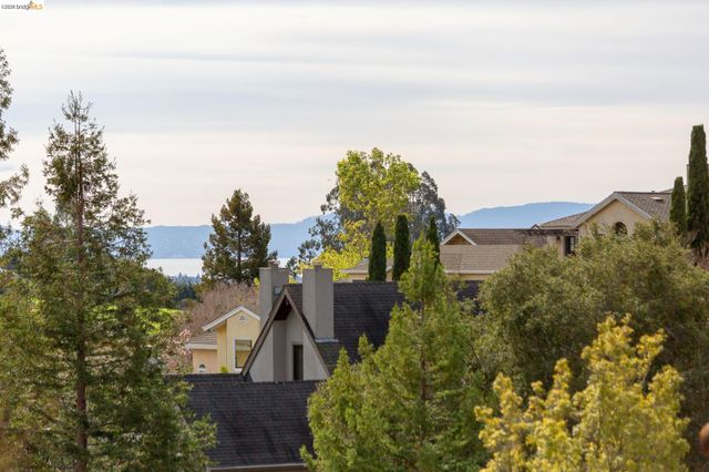 244 Cross Rd, Oakland, CA 94618