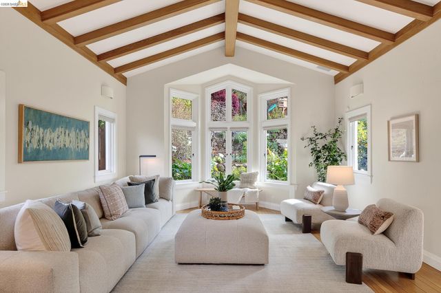 244 Cross Rd, Oakland, CA 94618