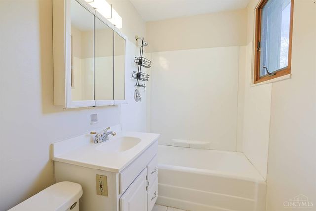 22 Avenell Lane, Greenhills, OH 45218