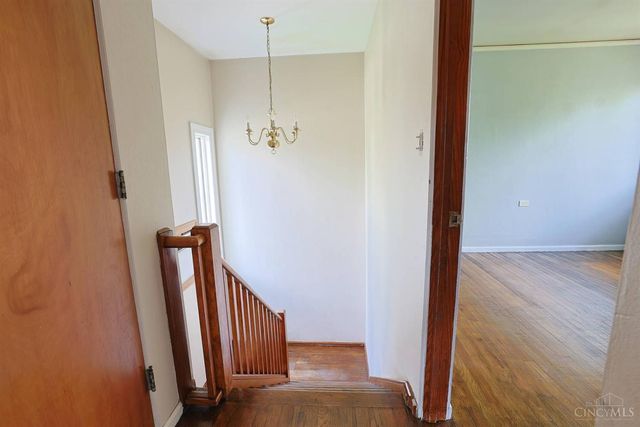 22 Avenell Lane, Greenhills, OH 45218