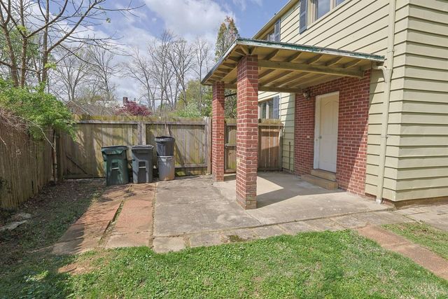 22 Avenell Lane, Greenhills, OH 45218