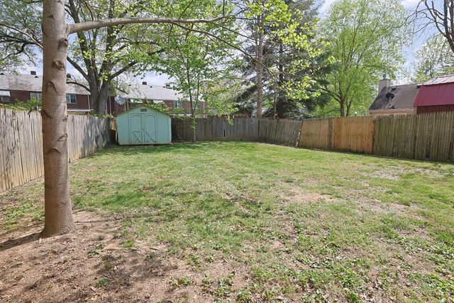 22 Avenell Lane, Greenhills, OH 45218
