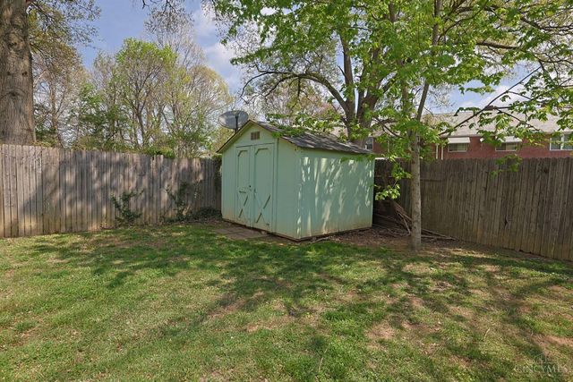 22 Avenell Lane, Greenhills, OH 45218