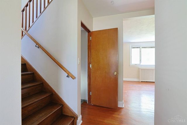 22 Avenell Lane, Greenhills, OH 45218