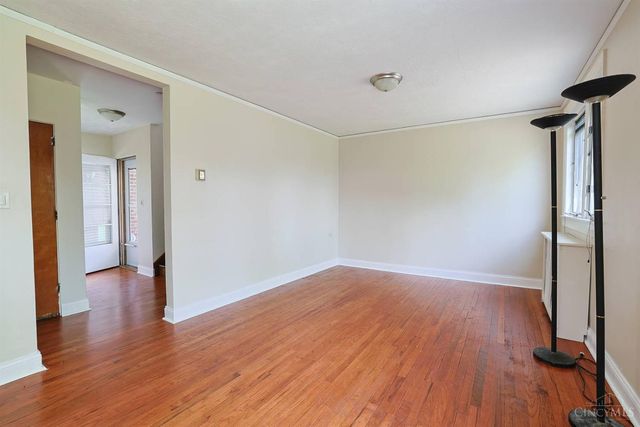 22 Avenell Lane, Greenhills, OH 45218