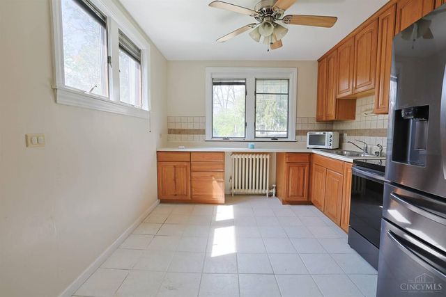 22 Avenell Lane, Greenhills, OH 45218