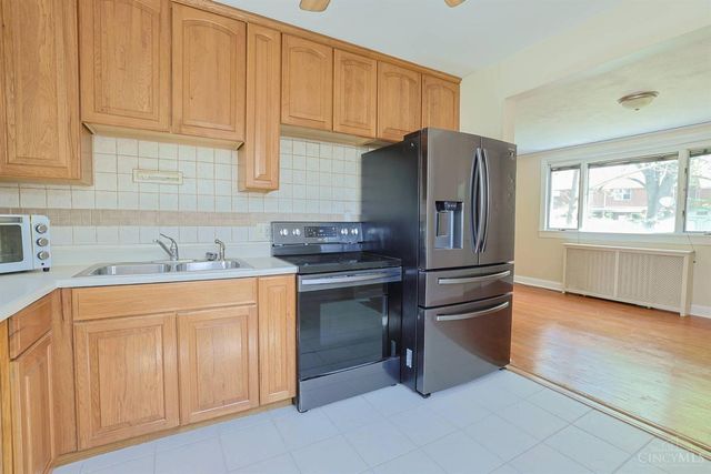 22 Avenell Lane, Greenhills, OH 45218