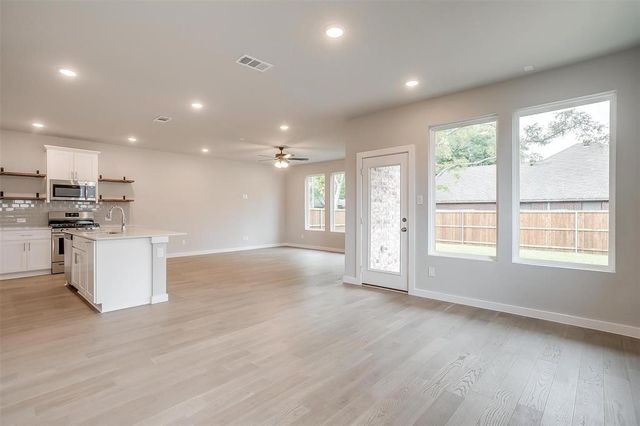 4525 Hogans Alley Drive, Arlington, TX 76001