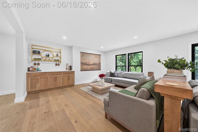 1366 Conge Drive, Bloomfield Charter Township, MI 48304