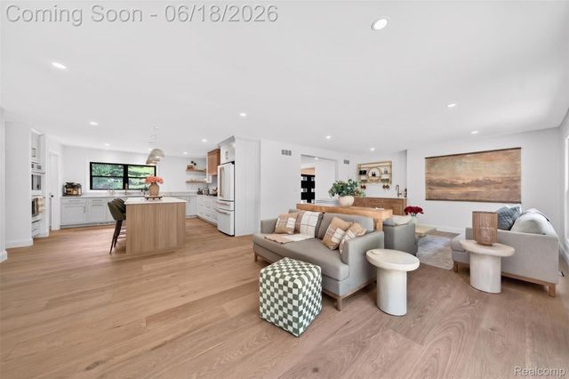 1366 Conge Drive, Bloomfield Charter Township, MI 48304