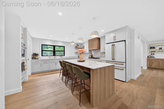 1366 Conge Drive, Bloomfield Charter Township, MI 48304