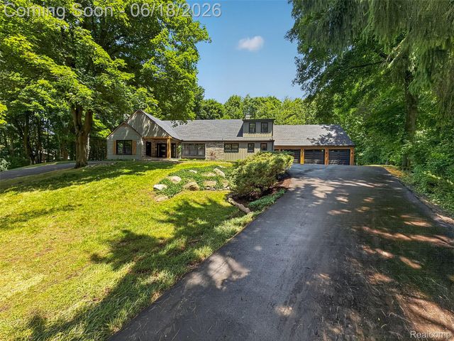 1366 Conge Drive, Bloomfield Charter Township, MI 48304