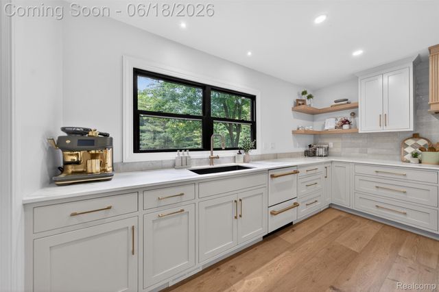 1366 Conge Drive, Bloomfield Charter Township, MI 48304