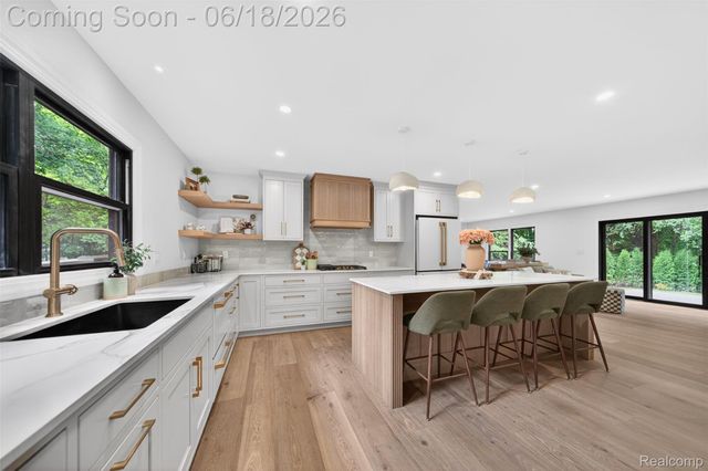 1366 Conge Drive, Bloomfield Charter Township, MI 48304