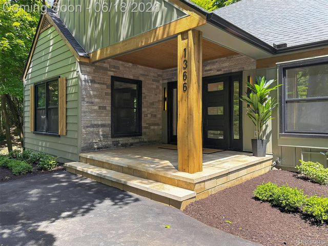 1366 Conge Drive, Bloomfield Charter Township, MI 48304
