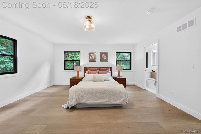1366 Conge Drive, Bloomfield Charter Township, MI 48304