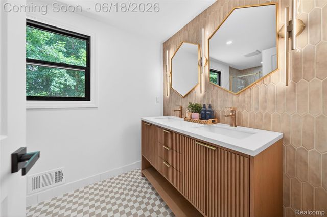 1366 Conge Drive, Bloomfield Charter Township, MI 48304