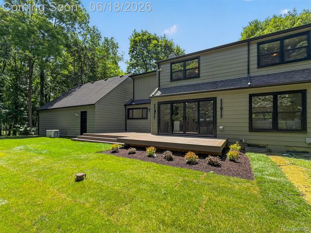 1366 Conge Drive, Bloomfield Charter Township, MI 48304