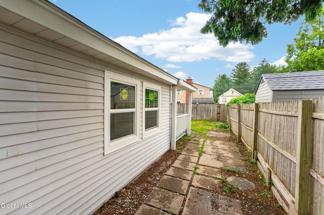 1379 Evergreen Avenue, Rotterdam, NY 12306
