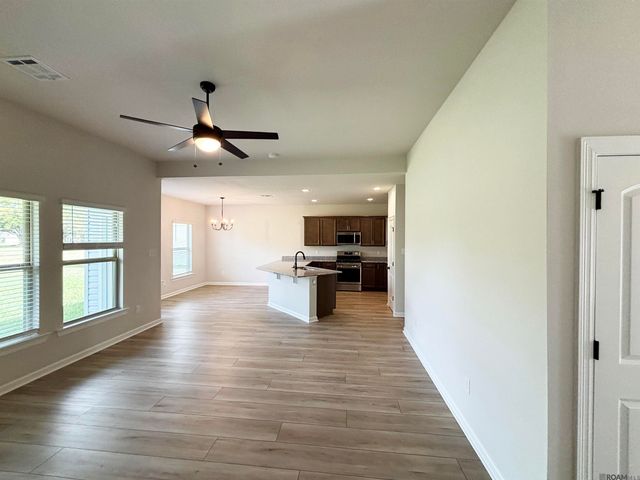 926 Meadow Crossing Dr, Gonzales, LA 70737